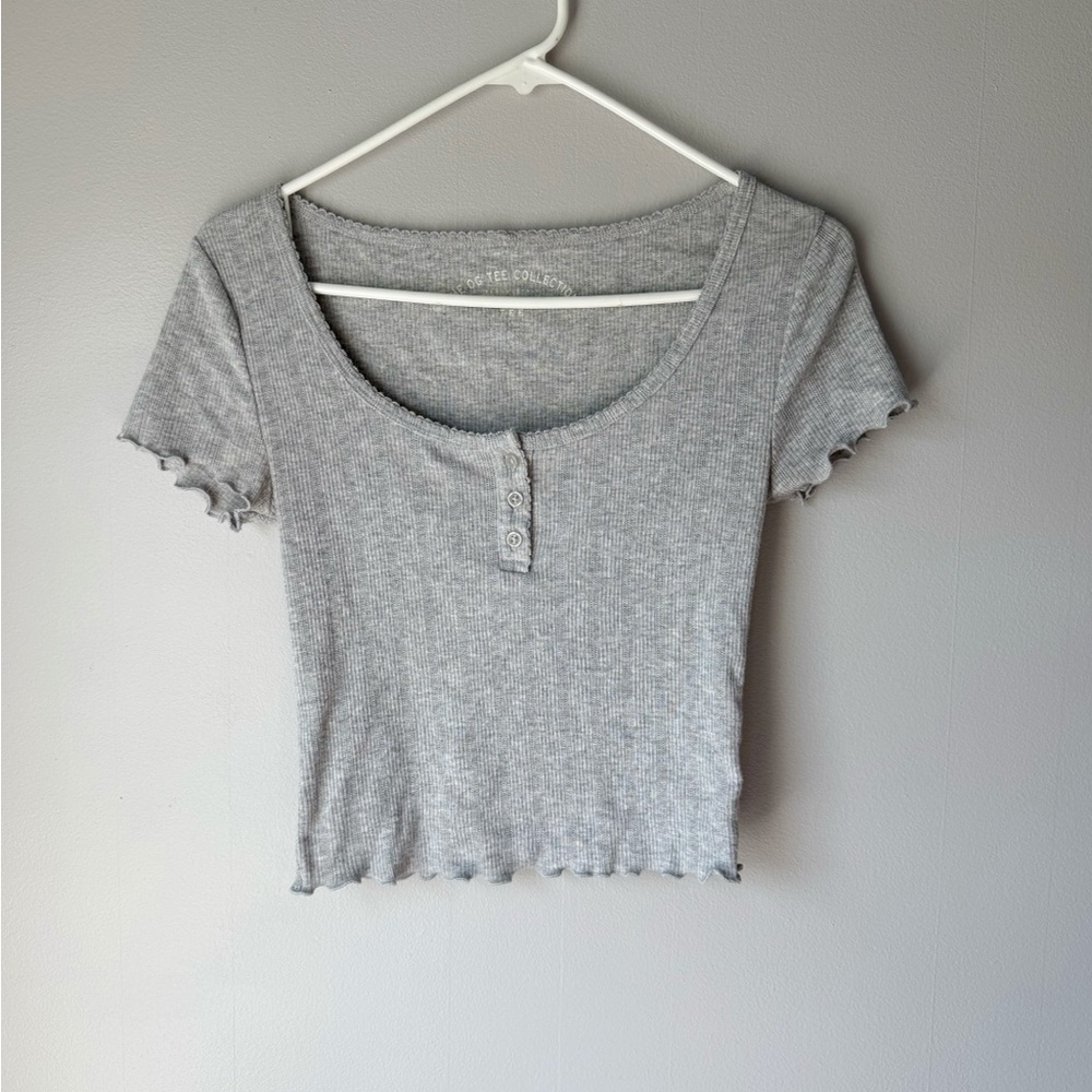 Aeropostale Women’s Gray Ribbed Short Sleeve Henley Tee With Lettuce Edge